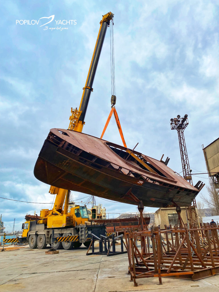 переворот корпуса стальной моторной яхты