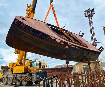 Новости верфи: переворот корпуса стальной моторной яхты